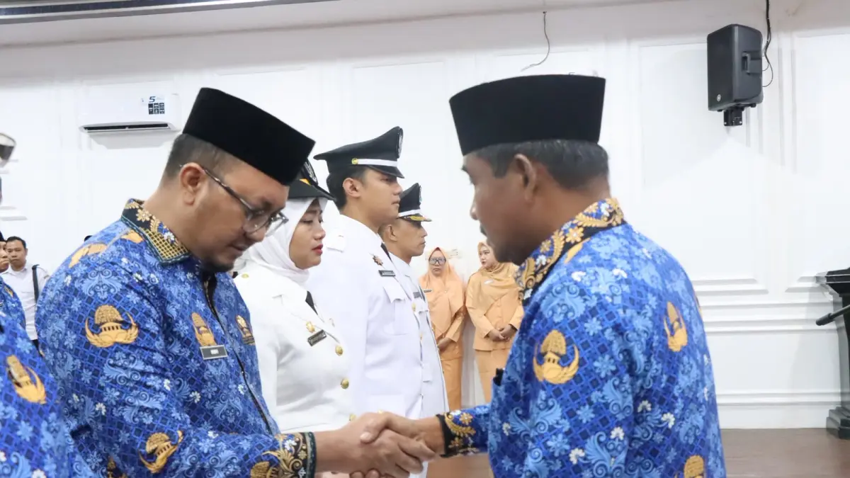 
Wali Kota Binjai, Amir Hamzah saat mengucapkan selamat kepada Rifi Hamdani atas promosi jabatan sebagai Kepala Bapperida. (Diskominfo Binjai/Sumut Pos)