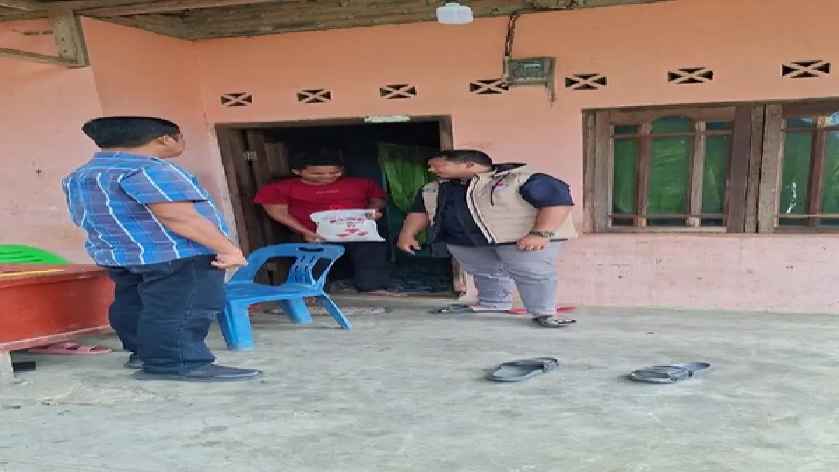Kasat Resnarkoba Polres Batu Bara AKP Arifin Purba, S.H., M.H..diwzkili KBO Satresnarkoba IPDA A. Murphi Sitinjak, S.H., serta Ps. Kaurmintu Satreskoba Brigadir Hidayat A. Rambe, S.H saat berikan  bantuan sembako sekaligus memberikan penyuluhan mengenai bahaya penyalahgunaan narkoba, Jumat (10/7/2026). (Humas Komimfo Batubara)