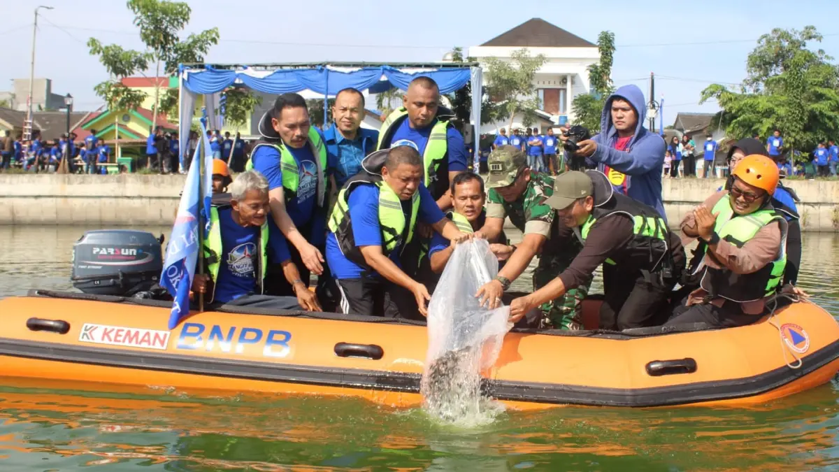 BERSAMA: Ketua DPC Partai Demokrat Kota Medan, H Iswanda Nanda Ramli, bersama Pengurus DPC Partai Demokrat Medan dan Anggota DPRD Medan Asal Partai Demokrat serta kader dan tamu undangan berfoto bersama saat giat asri tanam pohon dan tabur benih ikan di Danau Laguna, Jumat (10/7/2026). (Dok: Tomi Sanya Lubis/Sumut Pos) 
