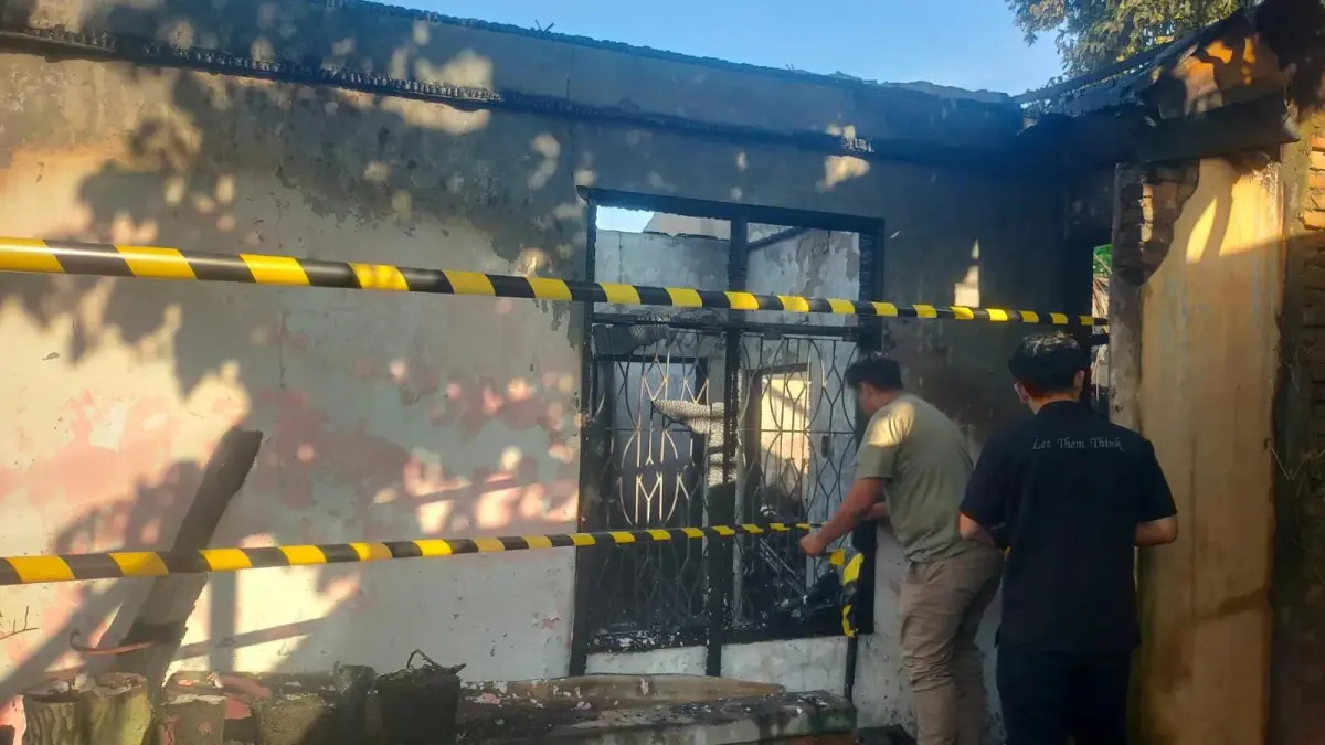 BARAT: Rumah yang ludes terbakar di Medan Barat, Jumat (10/7/2026). (Dok: Damkar)
