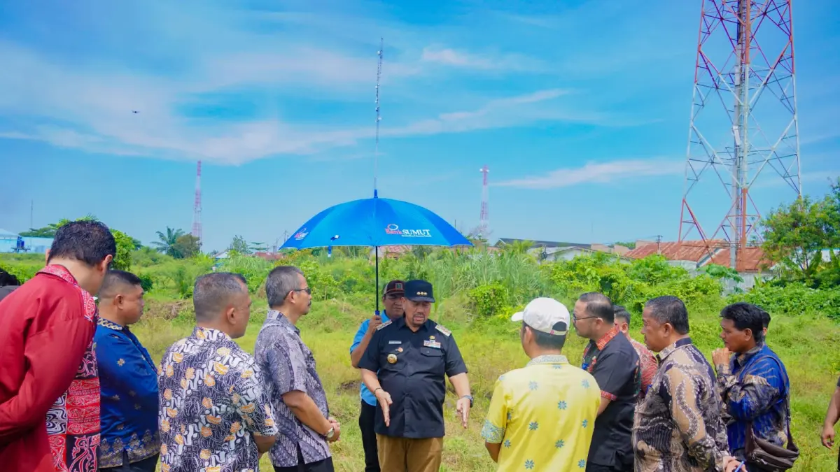 Bupati Batubara Dr. H. Baharuddin Siagian, S.H., M.Si., C.L.A., meninjau langsung lokasi yang direncanakan sebagai tempat pembangunan Sekolah Rakyat di Kecamatan Lima Puluh, Kamis (9/7/2026). (Komimfo Batubara/Sumut Pos)