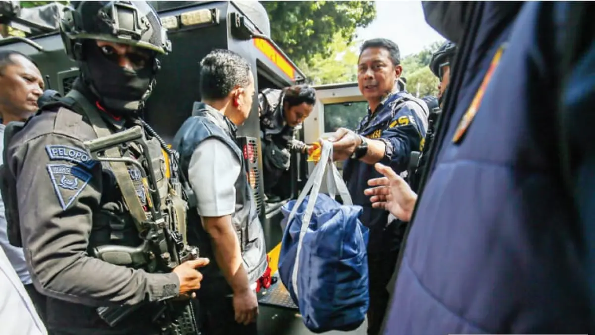 Petugas mengeluarkan barang bukti sitaan dari kendaraan taktis setibanya di Direktorat Reserse Kriminal Khusus (Ditreskrimsus) Polda Metro Jaya, Jakarta, Kamis (9/7). Kortastipidkor Polri bersama Ditreskrimsus Polda Metro Jaya membawa barang bukti hasil penggeledahan dari sebuah rumah mewah di kawasan Sentul sebagai bagian dari penyidikan dugaan tindak pidana korupsi dan TPPU. (Jawa Pos)