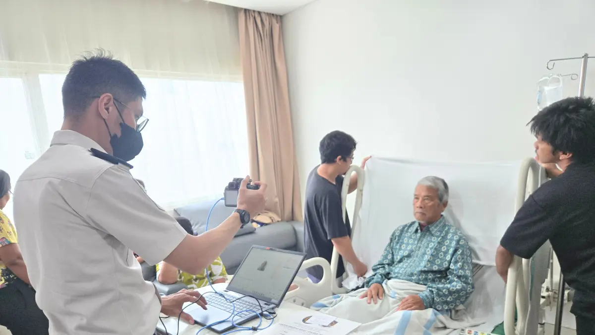 DATA: Petugas Imigrasi Medan saat mendata pasien yang akan dibuat paspor. (Dok: Imigrasi Medan)