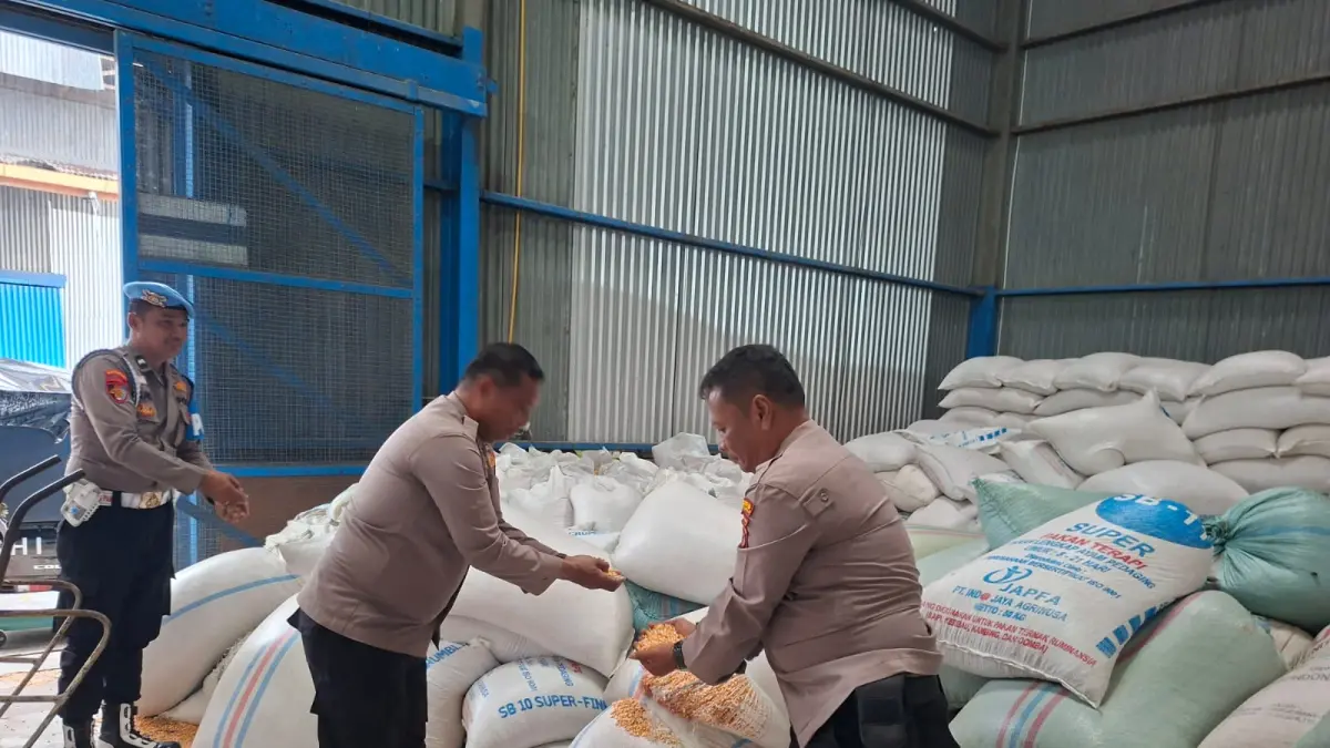 Kanit Samapta Polsek Talawi IPDA Ucok P. Tambunan, bersama Kapolsubsektor Tanjung Tiram dan Kanit Propam Polsek Talawi saat pengiriman hasil panen jagung ke Bulog Asahan, Kamis (9/7/2026). (Humas Polres Batubara/Sumut Pos)