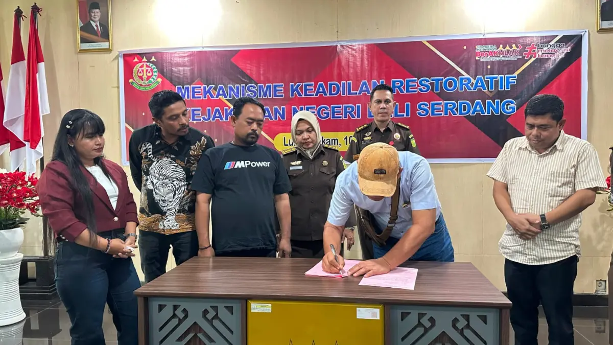 Kedua belah pihak, Kasi Pidum Kejari Deliserdang Patar Daniel Panggabean dan lainnya saat berfoto bersama. (Batara/Sumut Pos)