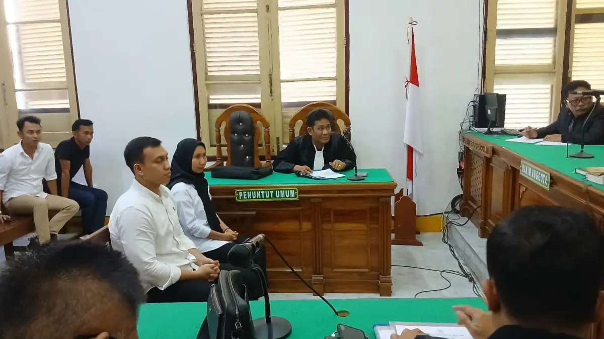 KOMINFO: Dua terdakwa dugaan korupsi internet Kominfo Tebingtinggi, menjalani sidang dakwaan di Pengadilan Tipikor Medan, Rabu (8/7/2026) sore. (Dok: Gusman/Sumut Pos)

