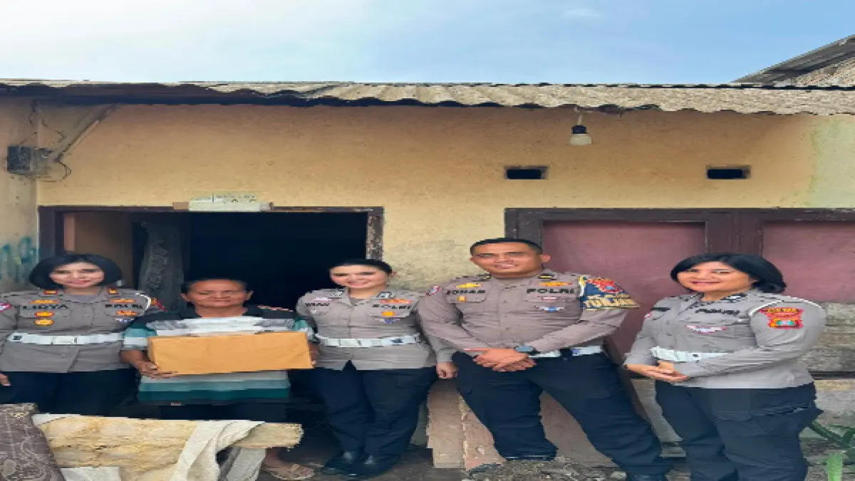 Satlantas Polres Tebing Tinggi menyerahkan bantuan sembako kepada warga kurang mampu dalam kegiatan Jumat Berkah sebagai bentuk kepedulian kepada masyarakat (10/7/2026). (Azan Purba/ Sumut Pos)