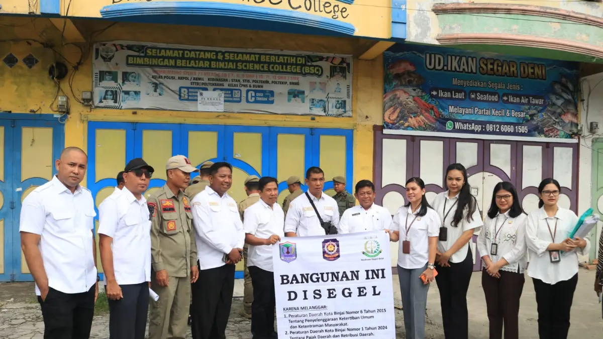 
Tim Pemko dan Kejari Binjai foto bersama usai segel ruko yang tercatat sebagai aset. (Diskominfo Binjai/Sumut Pos)