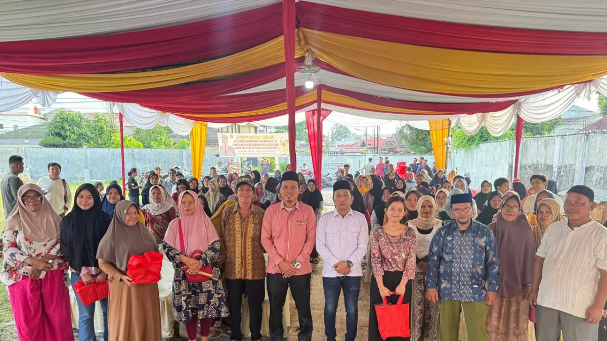 BERSAMA: Wakil Ketua Fraksi Gerindra DPRD Kota Medan, Fauzi berfoto bersama warga saat Pelaksanaan Pembinaan Ideologi Pancasila dan Wawasan Kebangsaan di Jalan Teladan, Kecamatan Medan Kota, Sabtu (11/7/2026). (Dok: Tim Fauzi)