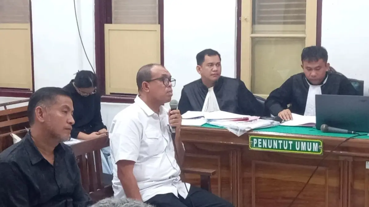 KETERANGAN: Bahrun Walidin alias Baron dan Faisal Hasrimy hadir memberikan keterangan dalam kasus pengadaan smartboard Langkat di Pengadilan Tipikor Medan, Jumat (10/7/2026). (Dok: Gusman/Sumut Pos)