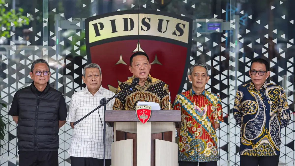 KETERANGAN: Jaksa Agung Muda Tindak Pidana Khusus (Jampidsus) Febrie Adriansyah (tengah) memberikan keterangan pers di Gedung Bundar, Kejaksaan Agung, Jakarta, Jumat (10/7/2026). (Salman Toyibi/Jawa Pos)

