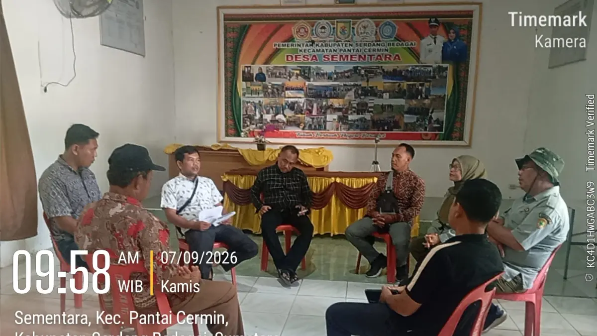 MEDIASI: Kepala Desa Sementara Suhendri hadir dalam Proses mediasi masyarakat Petani dan pihak terkait di Desa Sementara Kecamatan Pantai Cermin Sergai pada Kamis (9/7/2026). (Dok: Fadli/ Sumut Pos)