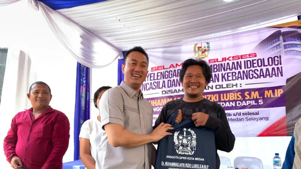 
Anggota DPRD Kota Medan dari Fraksi Partai NasDem, Dr M Afri Rizki Lubis SM M.IP menggelar kegiatan Pembinaan Ideologi Pancasila dan Wawasan Kebangsaan di Kecamatan Medan Selayang, Minggu (12/7/2026). (Markus Pasaribu/Sumut Pos) 