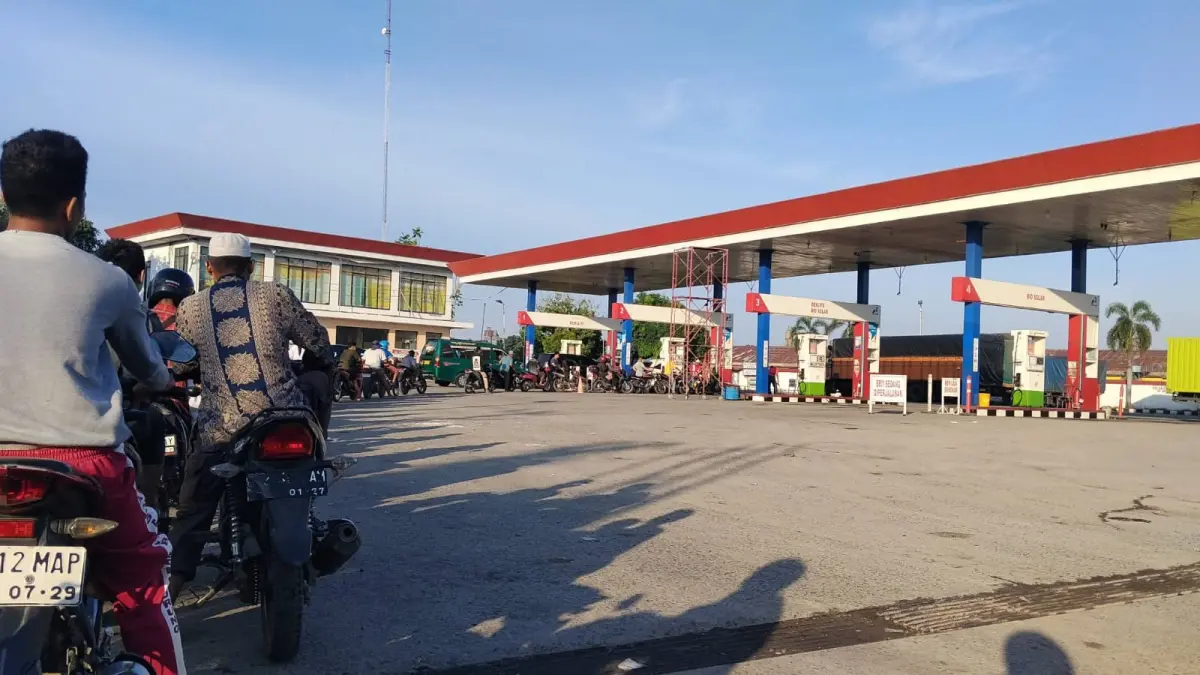 Antrean warga membeli BBM di salah satu SPBU  di Deli Serdang. (Batara/Sumut Pos)
