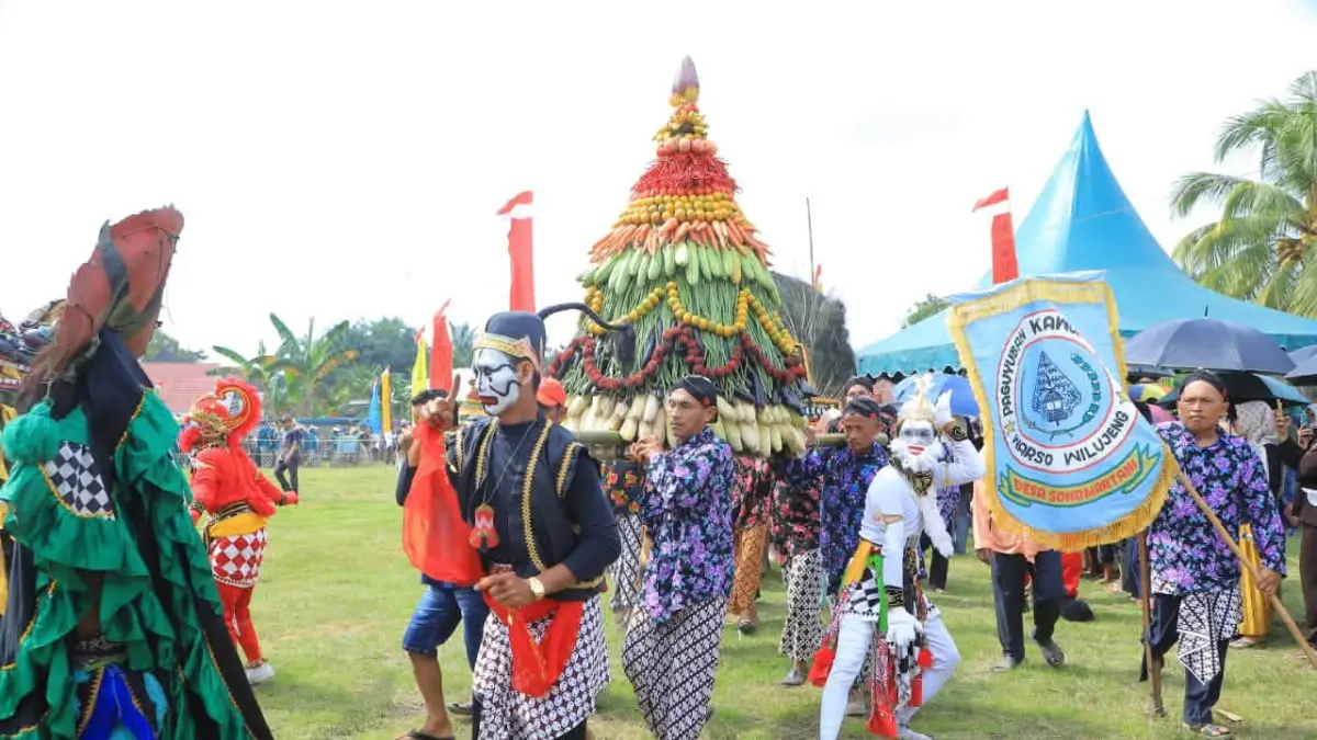 Arak-arakan gunungan berisi aneka hasil bumi yang diusung masyarakat. (Dik: Kominfo/Sumut Pos)