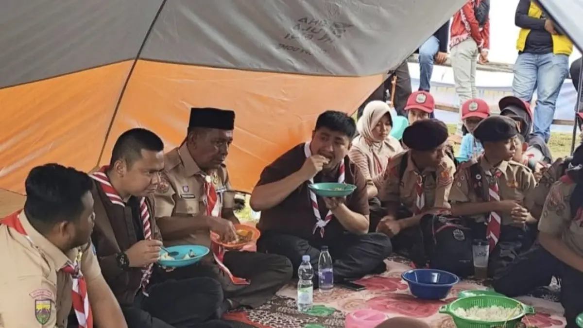 Bupati Makan Siang Bersama Kontingen Pramuka Labura di Jamdasu XI Sibolangit. FOTO (Armand Syah/Sumut Pos)