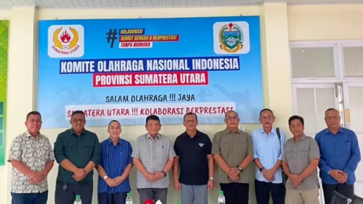 Ketua Umum POBSI Sumut Hidayat Batubara bersama pengurusn KONI Sumut. (Dok POBSI Sumut)