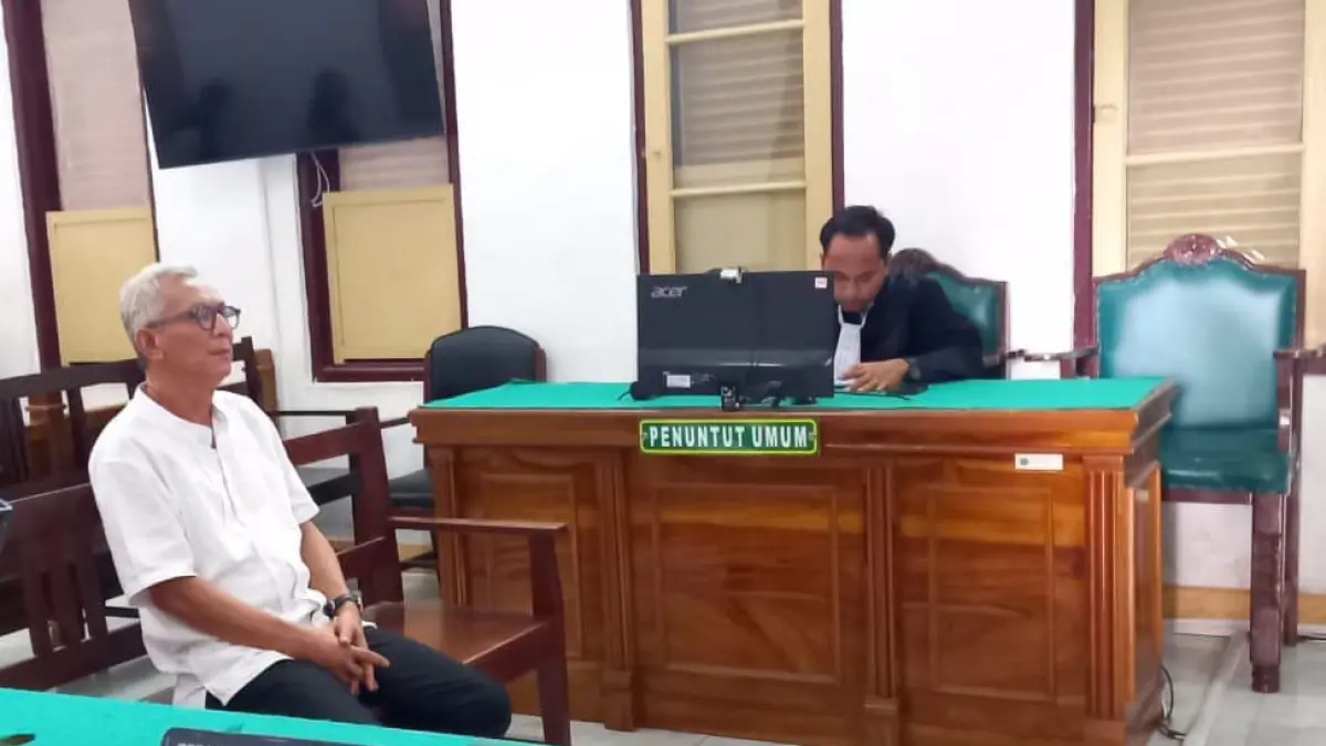  Mantan Kadinkes Batubara, Wahid Khusyairi, saat menjalani sidang putusan di Pengadilan Tipikor Medan. (Dok: Gusman/Sumut Pos)