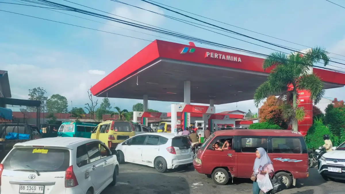 Pemkab Dairi membatasi pembelian BBM bersubsidi di SPBU untuk mengurai antrean panjang dan menjaga pasokan tetap merata di masyarakat. (Rudi Sitanggang/Sumut Pos)