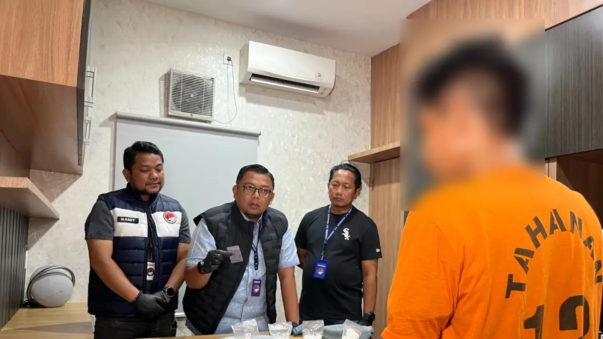 Residivis berinisial DPI di introgasi polisi beserta sejumlah barang bukti yang diamankan. (Dok: Polrestabes Medan)