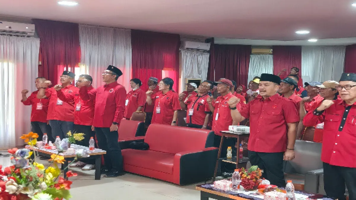 Ketua DPC PDI Perjuangan Kota Tebing Tinggi, Iman Irdian Saragih, bersama sejumlah pengurus DPD PDI Perjuangan Sumatera Utara dan peserta Musyawarah Anak Cabang (Musancab) menyanyikan Mars PDI Perjuangan di Aula Hotel Malibou, Kota Tebing Tinggi, Minggu (12/7/2026), (Azan Purba/Sumut Pos)