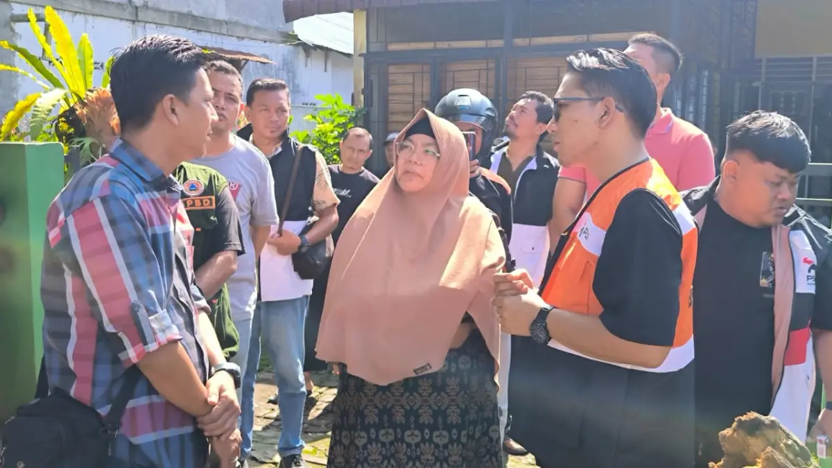 Wawako Binjai, Hasanul Jihadi saat mendengar keluhan pemilik rumah tepat di depan lokasi pohon tumbang terkait permohonan penebangan yang luput dari atensi DLH. (Teddy Akbari/Sumut Pos)