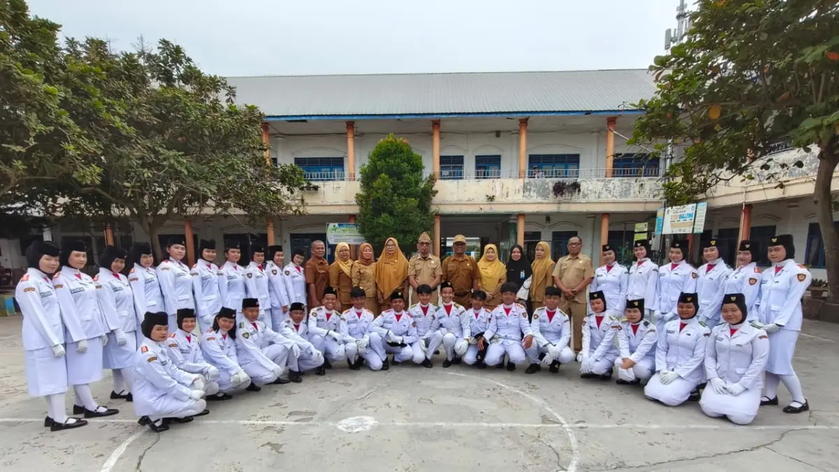Muhammad Denni Saragih, SE, berfoto bersama kepala sekolah, dewan guru, dan anggota Pasukan Pengibar Bendera (Paskibra) usai memimpin apel hari pertama masuk sekolah tahun ajaran 2026/2027 di SMP Negeri 1 Tebingtinggi, Jalan Sutomo, Senin (14/7/2026). )Azan Purba / Sumut Pos)