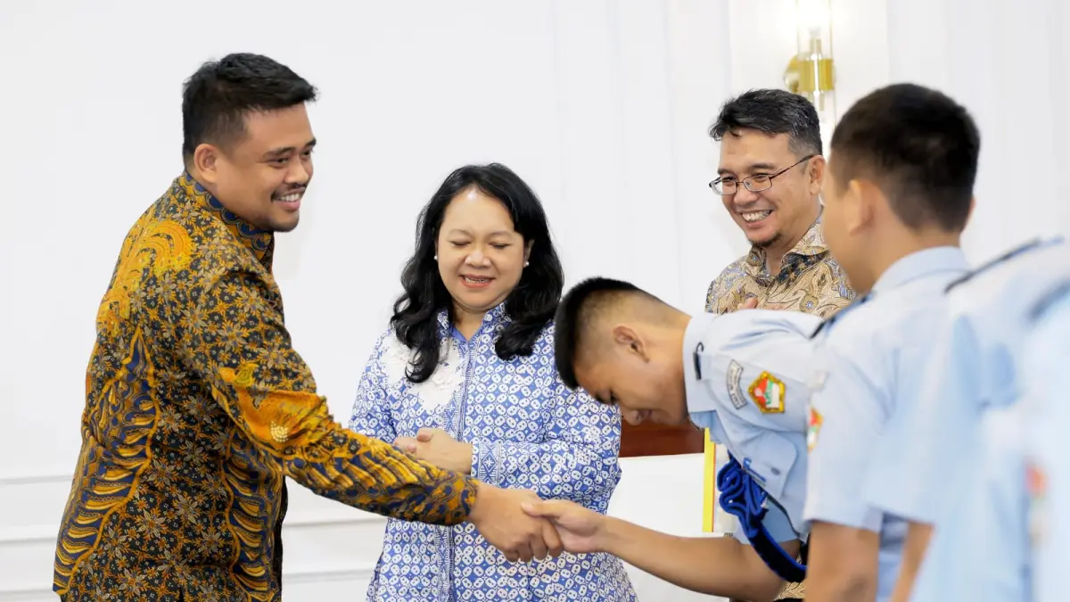 Teks Foto : Gubernur Sumatera Utara, Bobby Nasution menerima audiensi Ketua Dewan Pengawas Yayasan Matauli, Fitri Krisnawati Tandjung, bersama rombongan siswa-siswi SMA Negeri 1 Matauli Pandan dan Kepala Sekolah Deden Rachmawan di ruang kerjanya, Jumat (10/7/2026).(Dok: Dinas Pendidikan Sumut)
