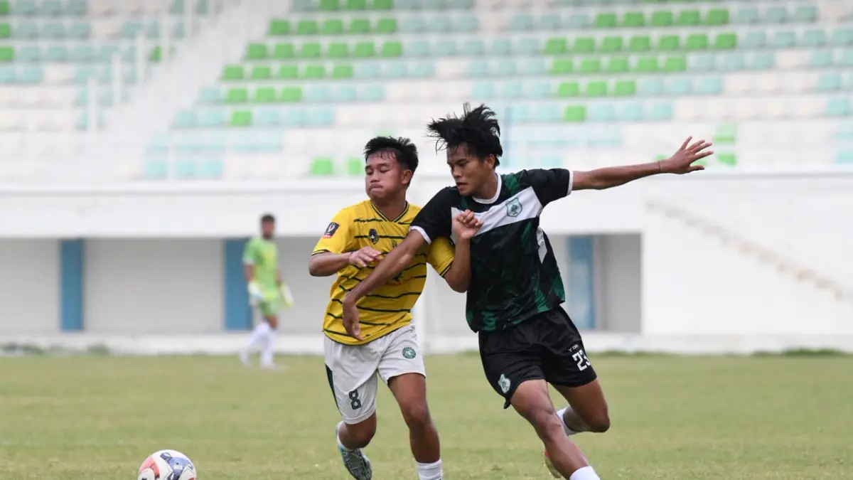 BEREBUT: Pemain PSMS dan Binjai City berebut bola dalam pertandingan uji coba di Stadion Mini Pancing, Medan, Senin (13/7/2026) sore. (Dok: PSMS)