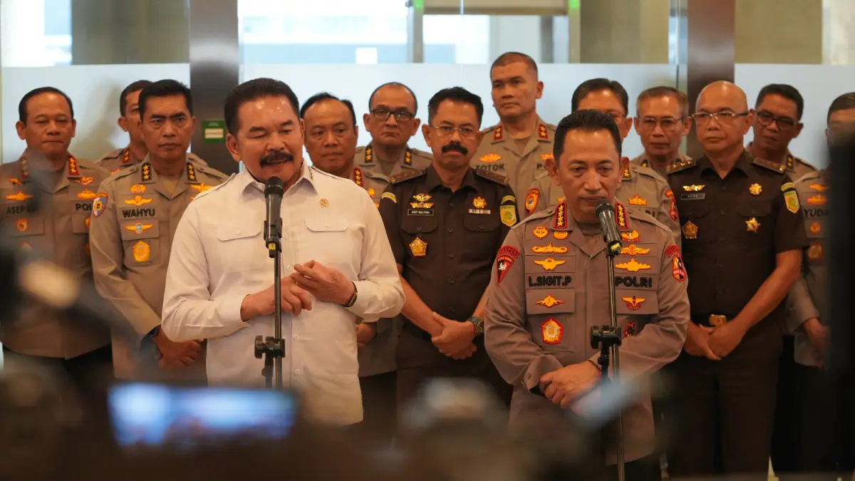 Kapolri Jenderal Listyo Sigit Prabowo dan Jaksa Agung ST Burhanuddin tampil bersama di Gedung Utama Kejaksaan Agung, Jakarta, Senin (13/7/2026). (Jawa Pos/Sumut Pos)