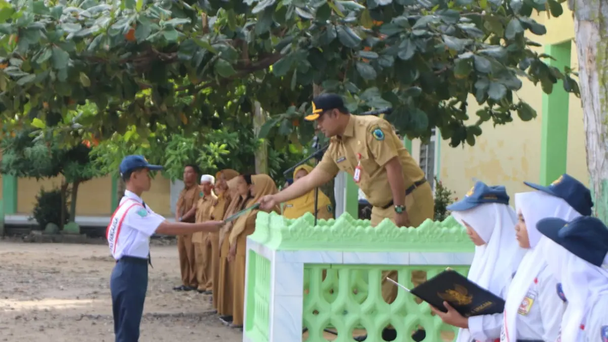 Kepala Dinas Pendidikan Paluta, Rahmad Hidayat Harahap, S.STP., M.SP saat memimpin upacara pada kegiatan MPLS di salah satu SMP di Paluta. (Mitra Harahap/Sumut Pos)