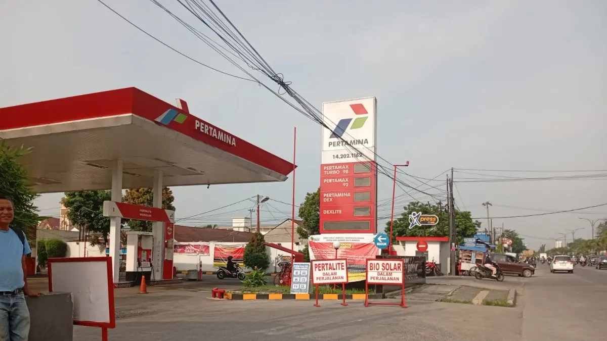 KOSONG: SPBU di Jalan SM Raja, Samping Pool Bus Bintang Utara mengalami kekosongan BBM Bio Solar dan Pertalite, Senin (13/7/2026) sore. (Dok: Deking/Sumut Pos)
