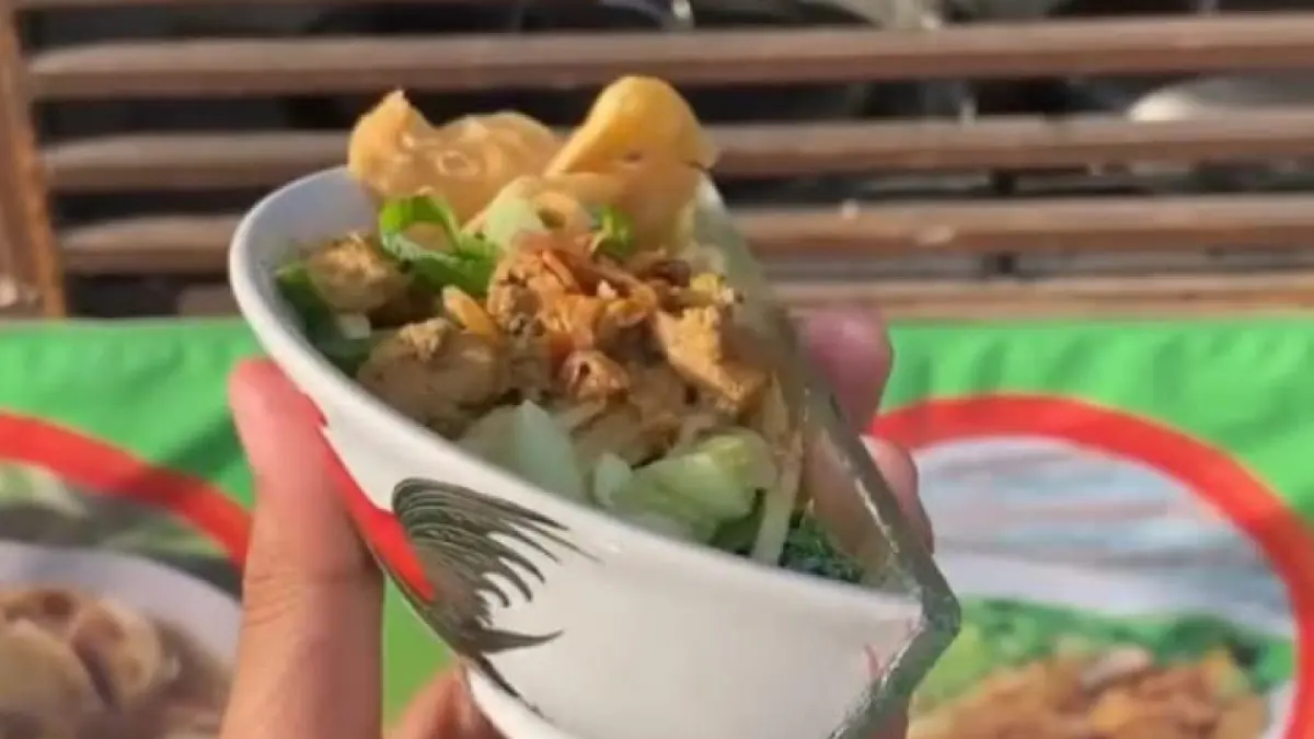 Menu unik Mie Ayam dan Bakso di Yogyakarta viral di media sosial. (Instagram @pandemictalks)