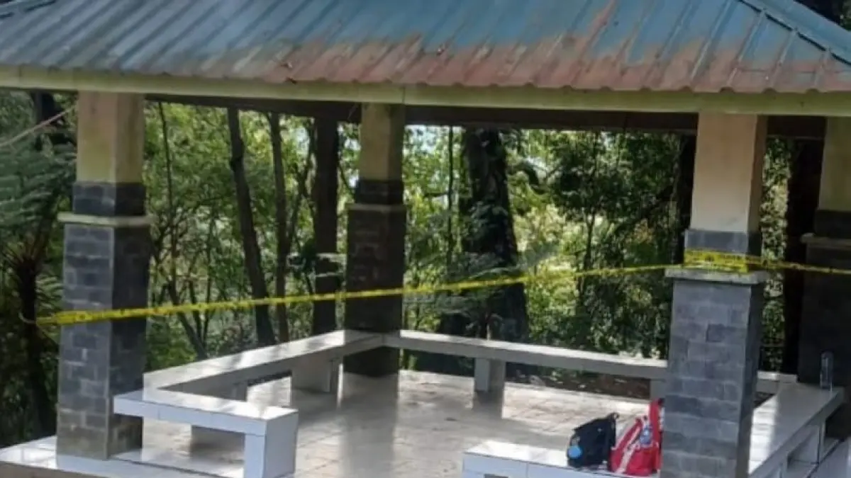 PASANG: Polisi memasang garis polisi di pos yang jadi lokasi penganiayaan