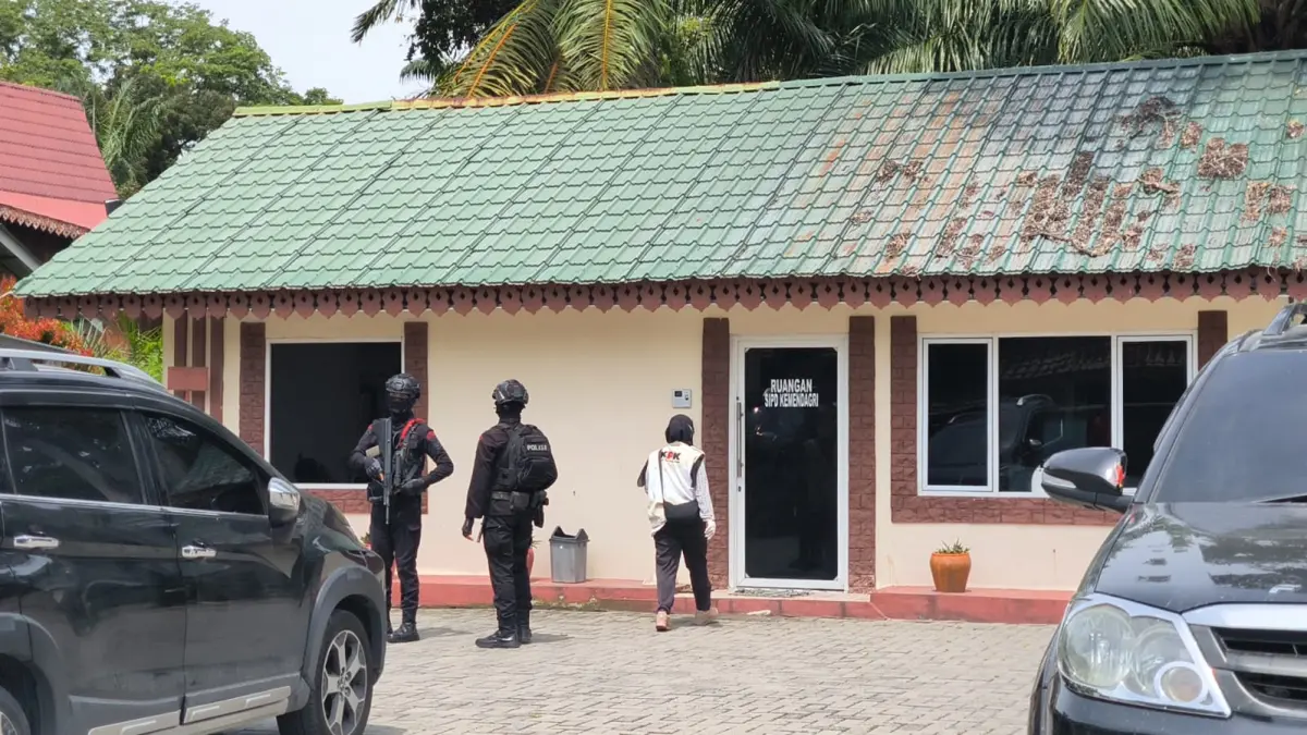 
Personel Brimob saat mengawal penyidik KPK geledah Kantor Dinas Pendidikan Kabupaten Langkat. (Teddy Akbari/Sumut Pos)