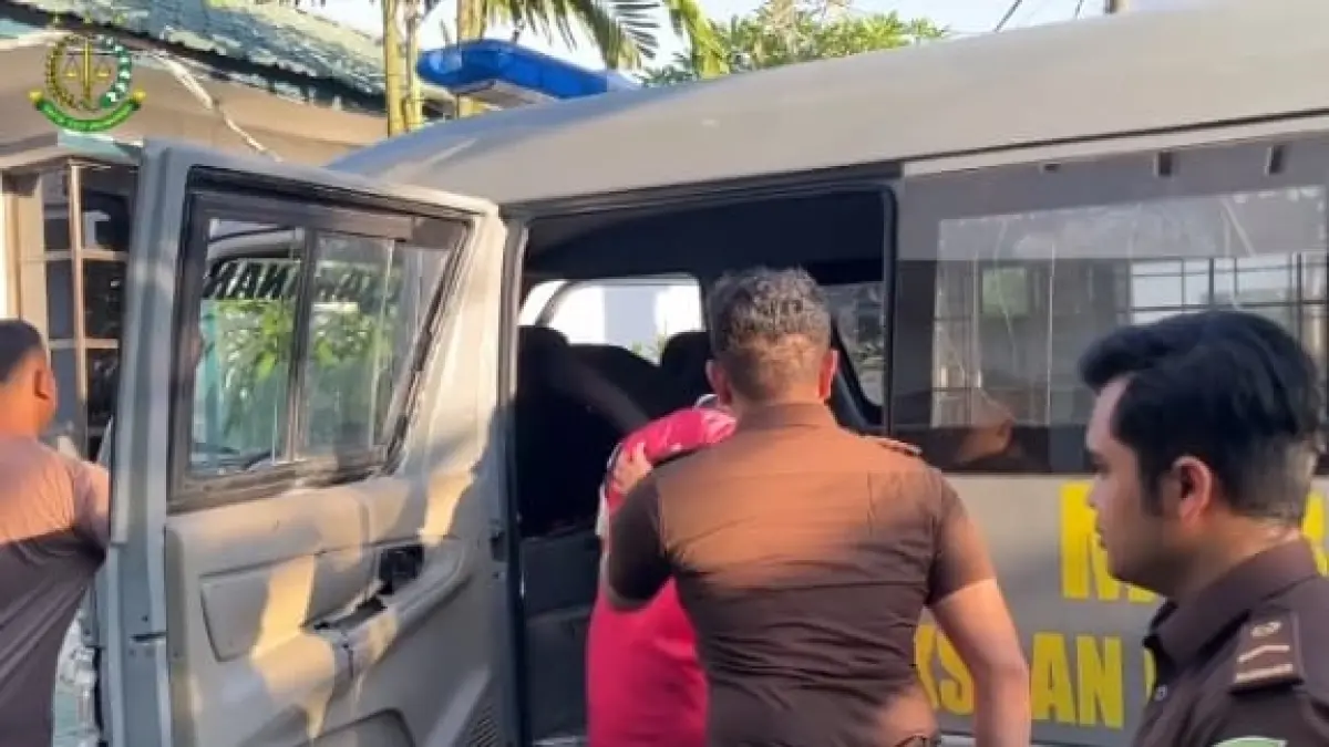 Petugas Kejari Labusel memboyong  tersangka korupsi bansos untuk dilakukan penahanan.(Khairuddin/Sumut Pos)