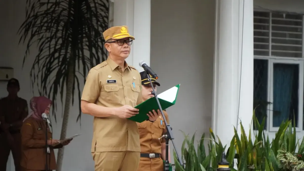 
Sekda Langkat, Amril saat memimpin apel gabungan ASN. (Diskominfo Langkat/Sumut Pos)