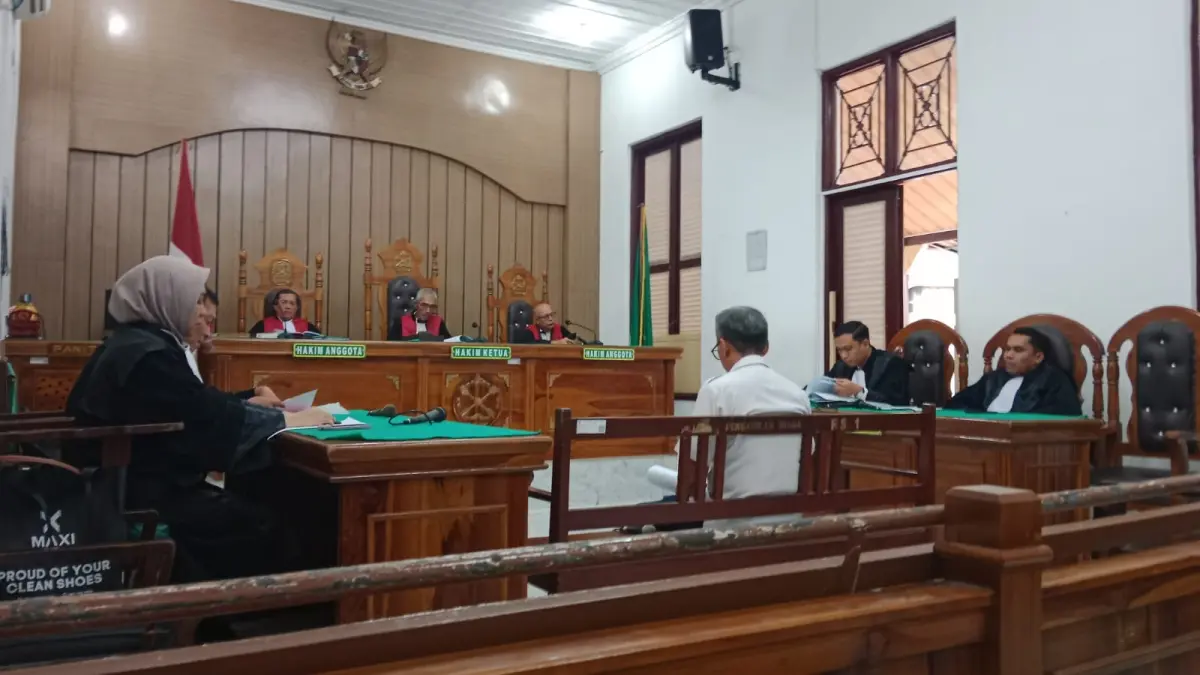 SIDANG: PPK KSPN Danu Toba, Enda Simakasura Ketaren saat menjalani sidang tanggapan JPU di kasus Waterfront Samosir, Senin (13/7/2026). (Dok: Gusman/ Sumut Pos)

