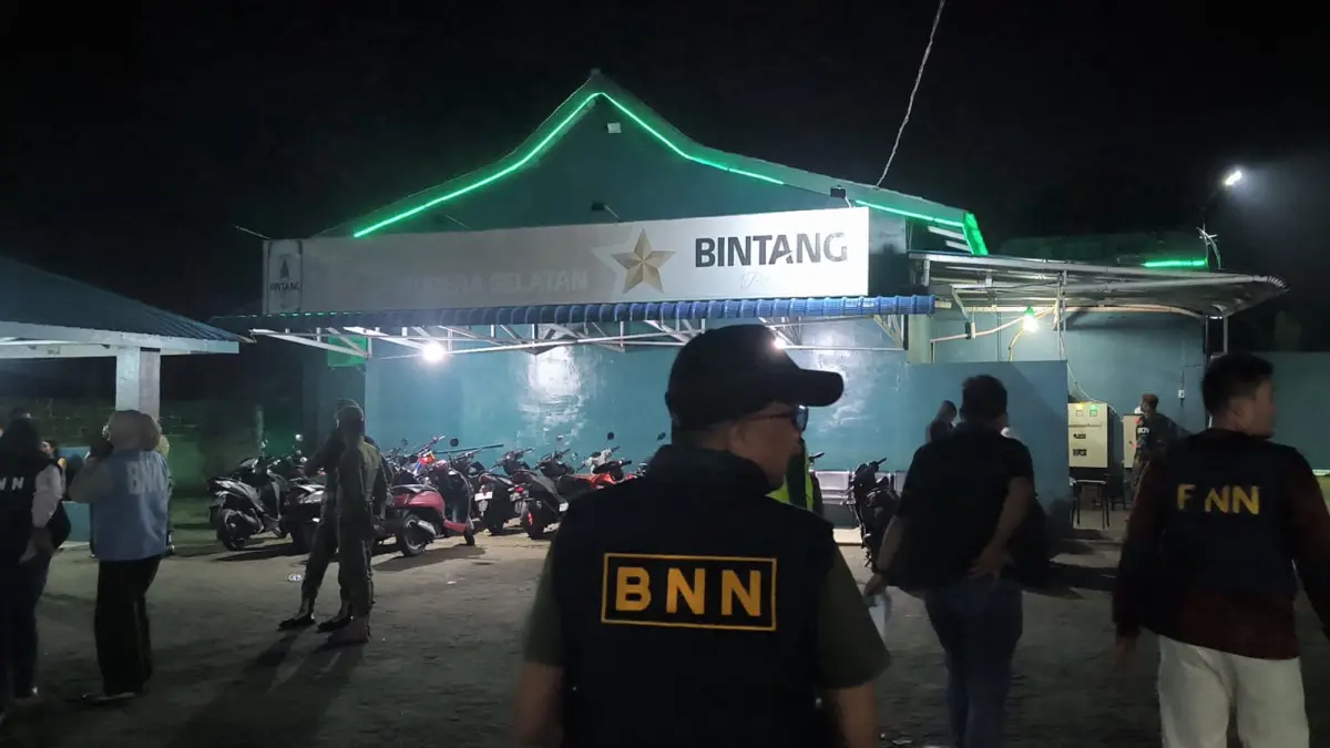 
Tim Gabungan BNNK Binjai saat masuk melakukan razia di THM Samudera Selatan. (Teddy Akbari/Sumut Pos)