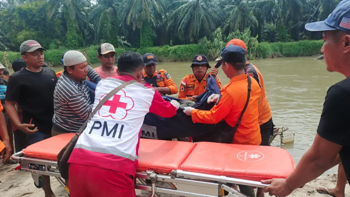 Tim gabungan yang terdiri dari Satgas TRC BPBD Kabupaten Batu Bara, Polsek Indrapura, Babinsa Desa Aras, PMI Batu Bara, 
Mengevakuasi Penemuan jenazah Meskam, Senin (13/7/2026). (Liberti H Haloho/Sumut Pos)