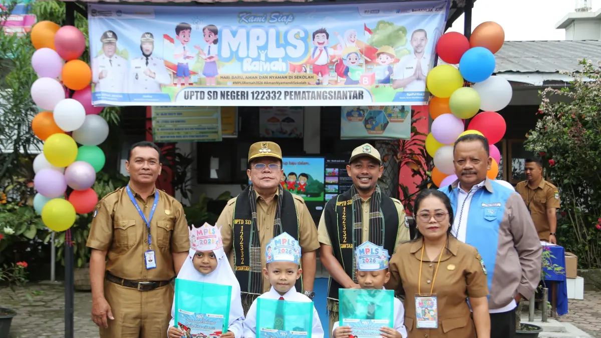  Wali kota Pematangsiantar Wesly Silalahi foto bersama dengan Kadis Pendidikan Syaful Rizal dan murid baru. (Pra Evasi/Sumut Pos)