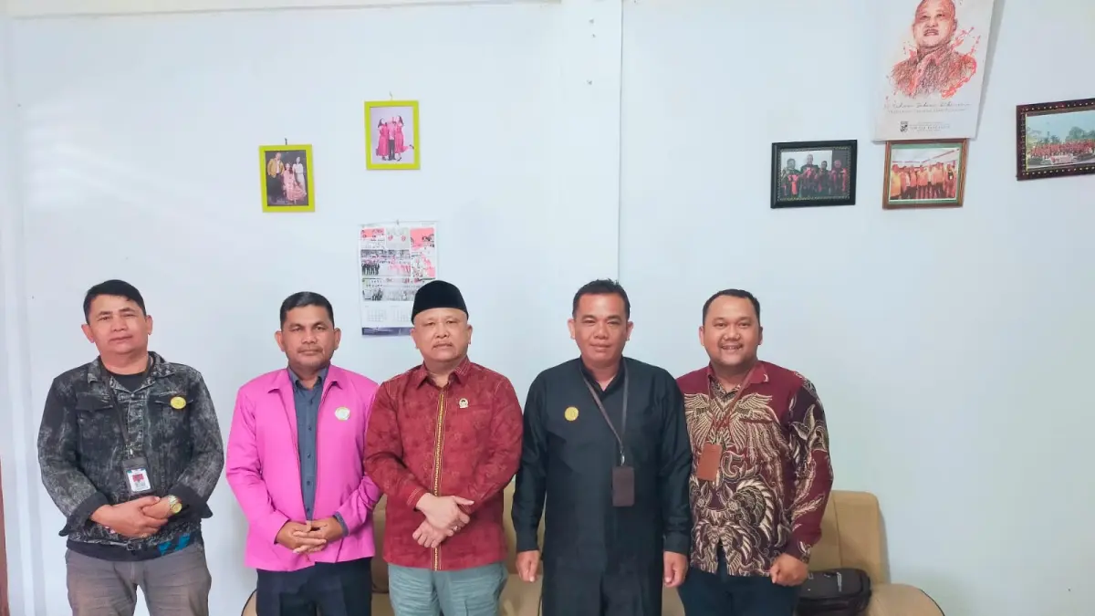 Ketua DPRD Dairi, Sabam Sibarani S.Sos.MM bersama pembina Yayasan Kasih Gembala Insan Sehati, Pendeta Wastana CP Sibarani STh dan lainya diabadikan saat melakukan audensi memberikan dukungan terhadap investasi dilakukan PT DPM, Senin (13/7/2026). (RUDY SITANGGANG/SUMUT POS)