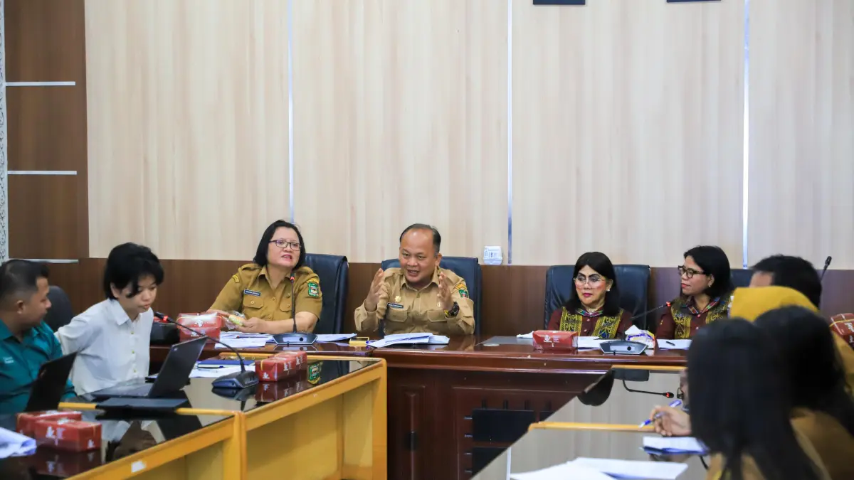 Asisten Bidang Pemerintahan dan Kesejahteraan Rakyat (Kesra) Fidelis Edy Suranta Sembiring menjelaskan fungsi dan tujuan Perwa Posyandu.(Kominfo Siantar/Sumut Pos)