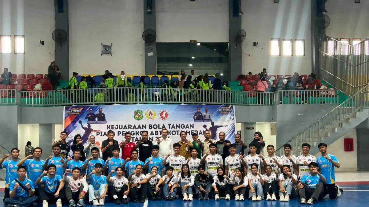 BERSAMA: Ketua Umum KONI Kota Medan Aswindy Fachrizal didampingi undangan lainnya bersama peserta Kejuaraan Bola Tangan ABTI Medan. (Dok KONI Medan)