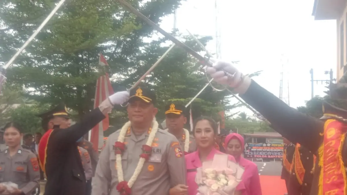 Personel Polres Batu Bara menggelar tradisi Gerbang Pedang Pora saat mengiringi pelepasan Kapolres lama, AKBP Doly Nelson Hotasi Hasian Nainggolan, S.H., M.H., sekaligus menyambut Kapolres Batu Bara yang baru, AKBP Dony Satria Wicaksono, S.I.K., M.H., CPHR., CBA, Selasa (14/7/2026) di Halaman Mako Polres Batu Bara. ( Liberti H. Haloho/Sumut Pos)