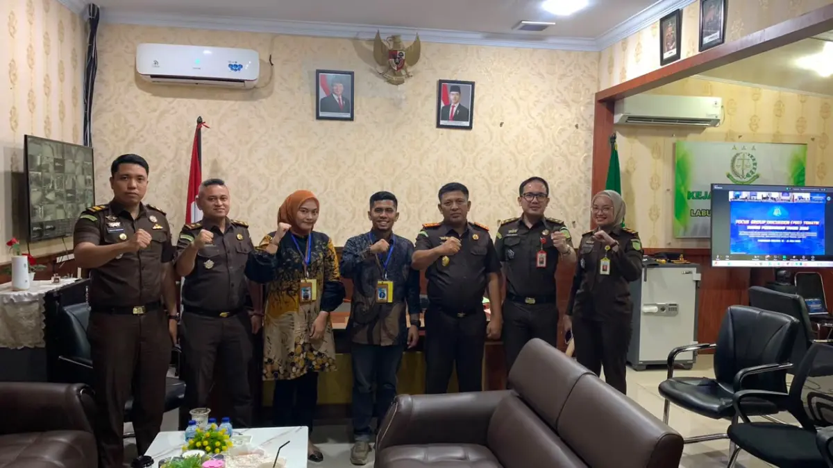 Kejari Labusel Alexander Zaldi SH MH bersama Pengurus KPAD Labusel. (Khairuddin/Sumut Pos)