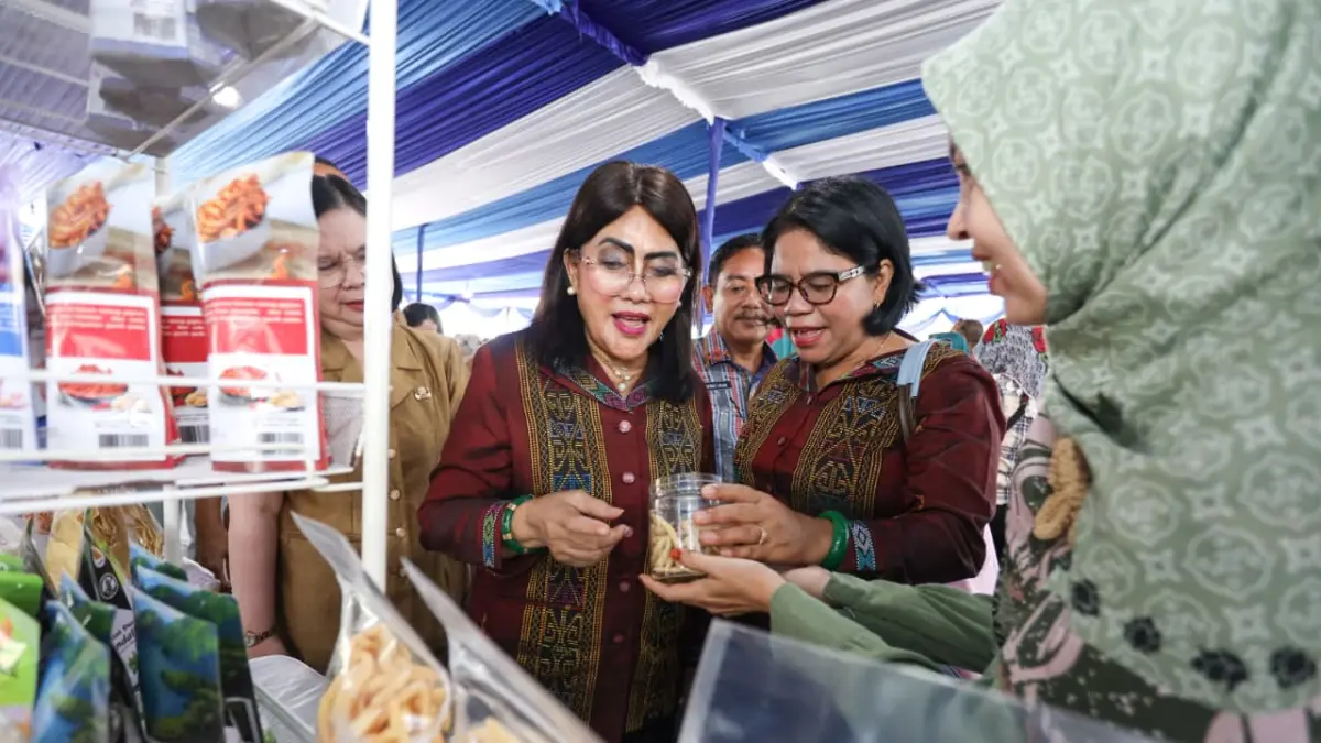 Ketua Dekranasda Liswati Wesly Silalahi melihat sejumlah produk UMKM Siantar. (Pra Evasi/Sumut Pos)