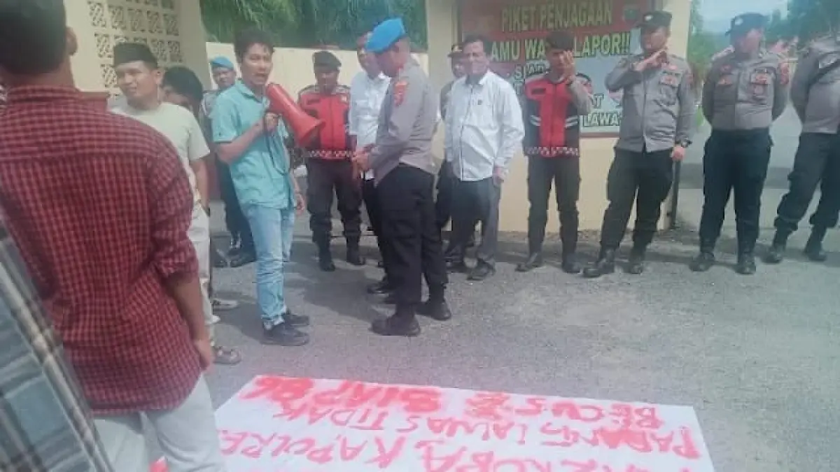 Massa PETIR geruduk  Polres Padang Lawas, tuding ada aroma pembiaran Mafia Rokok Ilegal, Senin 13 Juli 2026. (Mitra Harahap/Sumut Pos)