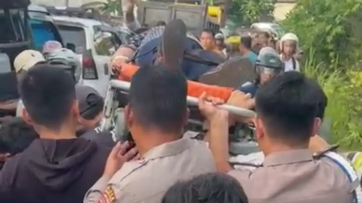 Personil Polres Nias Selatan bersama masyarakat saat menggotong pasien. Senin, (13/7/2026). (Dok Humas Polres Nisel)