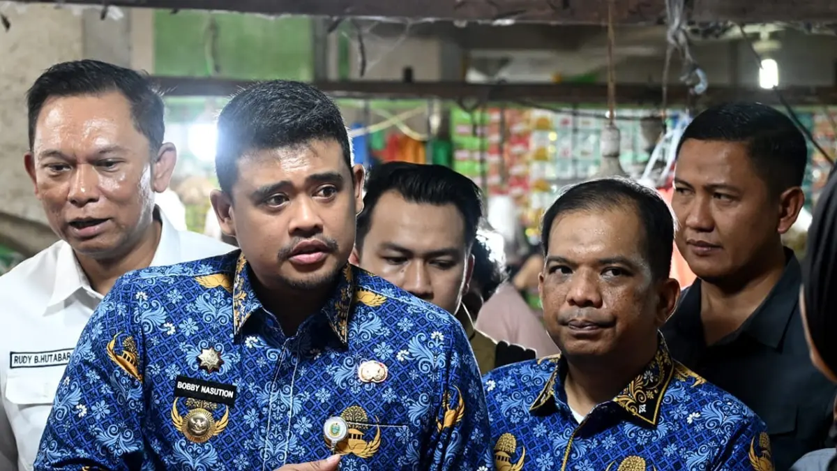 TINJAU : Gubernur Sumatera Utara, Muhammad Bobby Afif Nasution bersama Kadis Perindag ESDM Sumut, Dedi Jaminsyah Putra Harahap saat meninjau pasar tradisional beberapa waktu lalu. (Dok : Disperindag dan ESDM Sumut)
